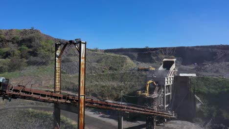 toma panorámica de la cinta transportadora de carga del camión volquete en una cantera