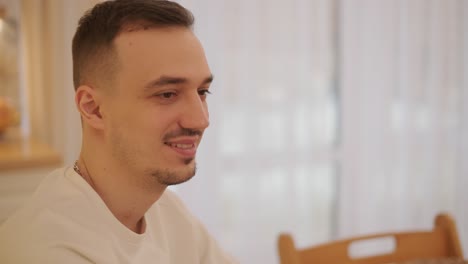 una pareja enamorada haciendo un sándwich en la cocina de la sala de estar