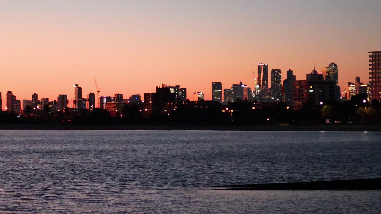 평온 한 물 과 함께 해 가 지는 도시 스카이 라인