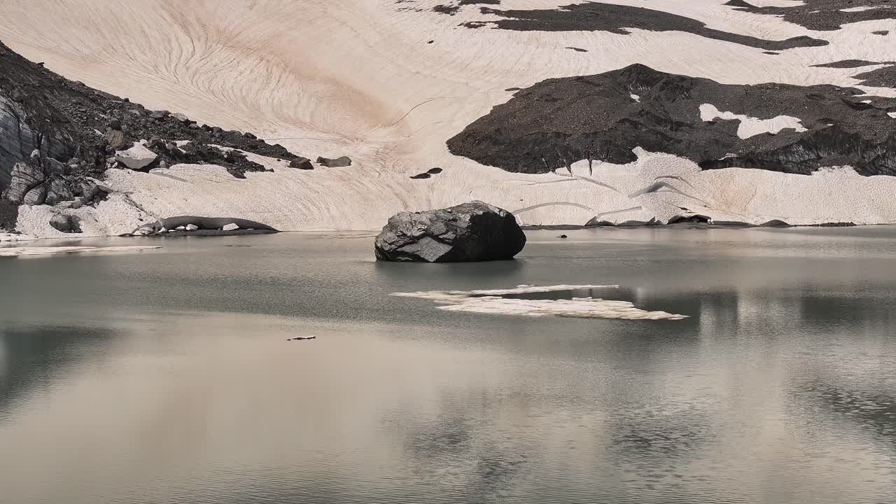 ледяное горное озеро с заснеженными берегами и отражением окружающих вершин, альпийское озеро в клаусенпассе, швейцария