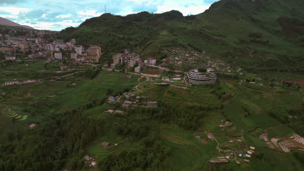 perspectiva aérea de la ciudad de sapa en la provincia de lao cai, en el norte de vietnam, mostrando sus puntos de referencia icónicos y atracciones turísticas populares