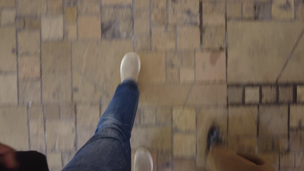 타일 바닥 에서 는 사람 들