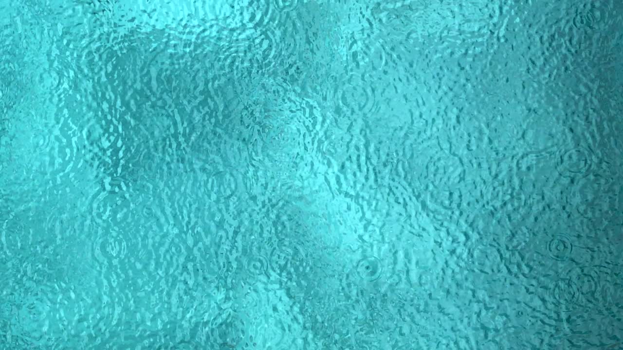 vista superior de la gota de lluvia en el agua superficial, piscina