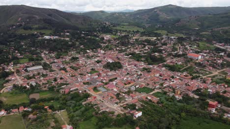 Luftumlaufbahnen-Stadtbild-Des-Malerischen-Berges-Pueblo-Samaipata,-Bolivien