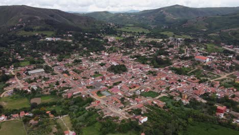 orbita aérea paisaje de la pintoresca ciudad de mtn pueblo samaipata, bolivia