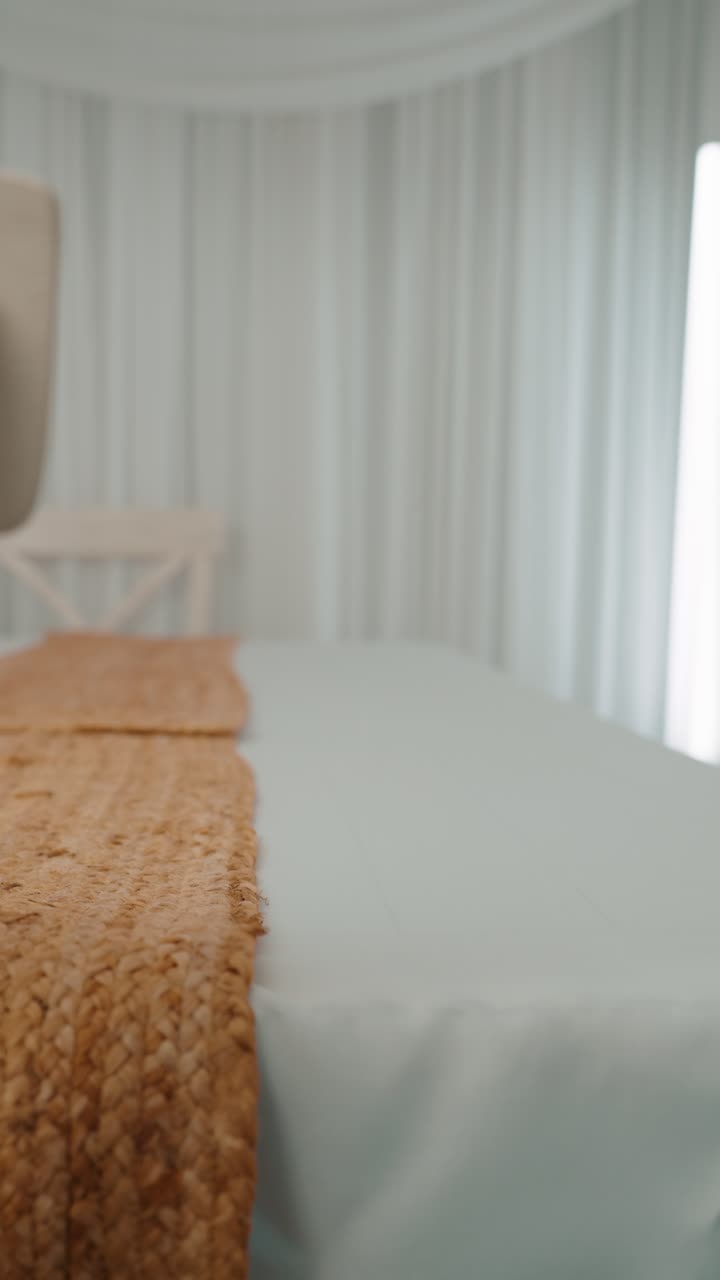 изящная женщина кладет один цветок на изящно приготовленный внутренний стол