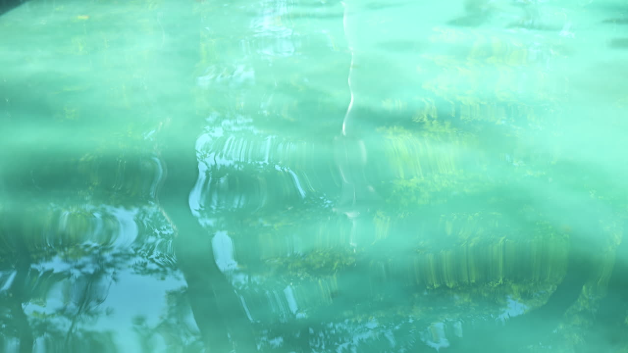 느린 동작으로 파동된 수영장 물 표면