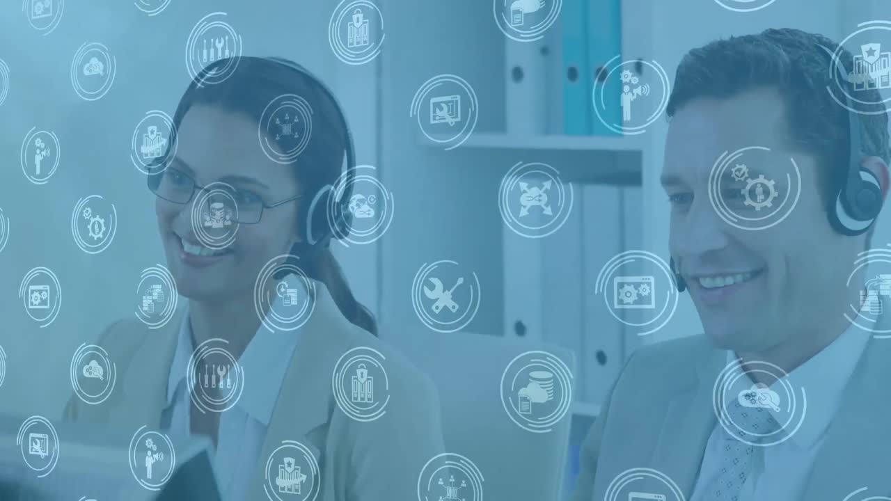 iconos digitales flotando contra hombres y mujeres caucásicos ejecutivos de atención al cliente que trabajan en la oficina