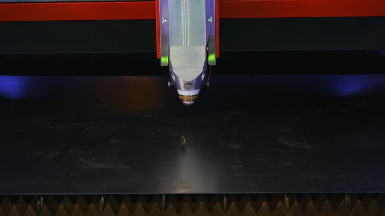 máquina de corte por láser en funcionamiento