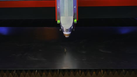 máquina de corte por láser en funcionamiento