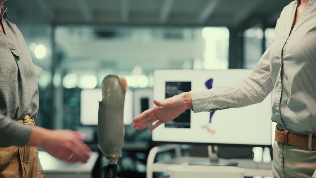 dos hombres de negocios se dan la mano en una oficina