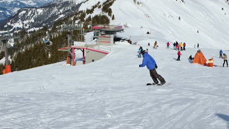 Junge-Snowboarden-Die-Piste-Hinunter