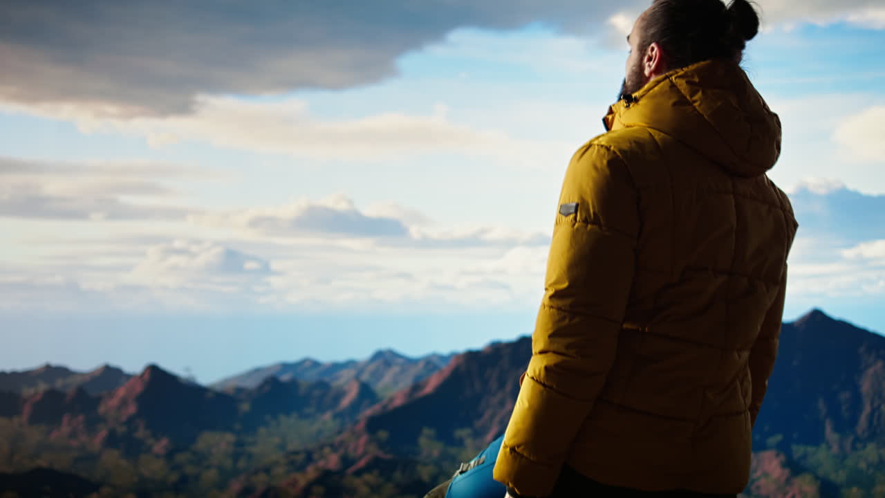 el excursionista se toma un momento para admirar la vista panorámica de las montañas