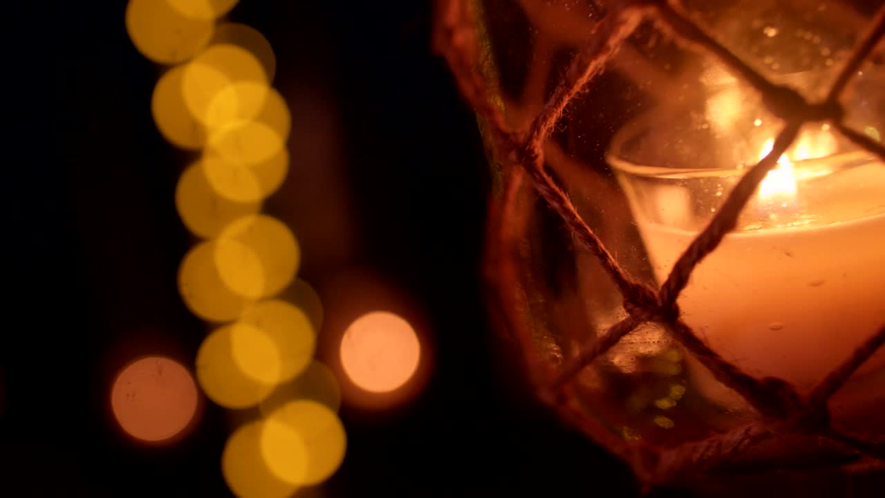 뜨거운 불의 클로즈업, 여름 밤 파티 장식의 일부