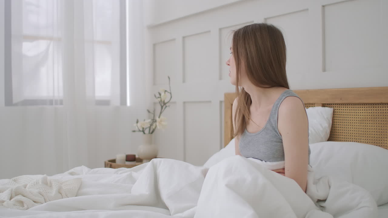 위통을  ⁇ 고 있는 젊은 여성. 생리통이 너무 고통스러워서 직장에 가지 못합니다. 위통을  ⁇ 고 있는 여성. 하부 복부에 심한 통증과 경련을  ⁇ 고 있습니다.