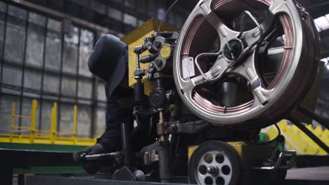 trabajador industrial que opera una máquina de soldadura