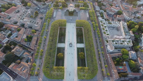 hermoso parque paseo peyrou en montpellier por vista de avión no tripulado durante la puesta de sol