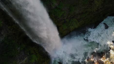 Mill-Creek-Cae-En-El-Sur-De-Oregon-En-El-Río-Rogue-Superior