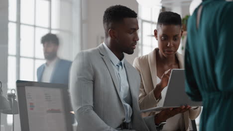 líder de equipo afroamericano mujer haciendo una lluvia de ideas con un colega empresario usando una computadora portátil mostrando ideas apuntando a la pantalla trabajando juntos en la oficina