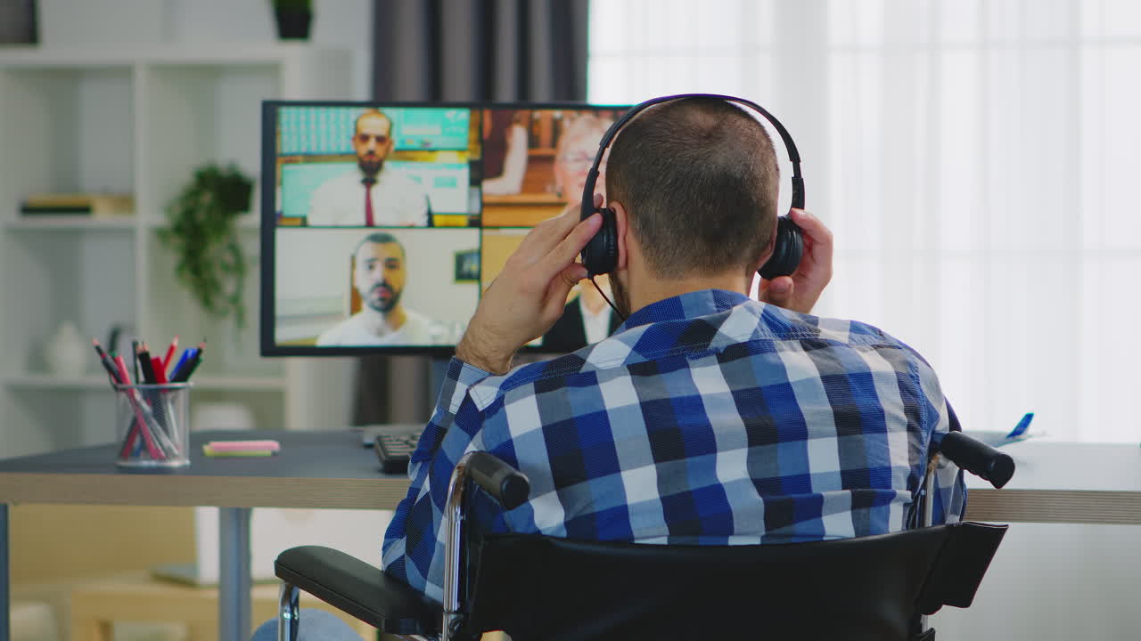 Hoofdtelefoon gebruiken tijdens videogesprek.