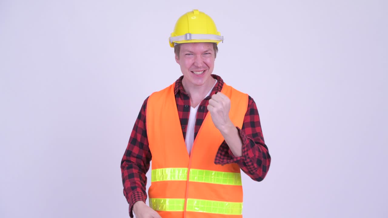 joven trabajador de la construcción guapo