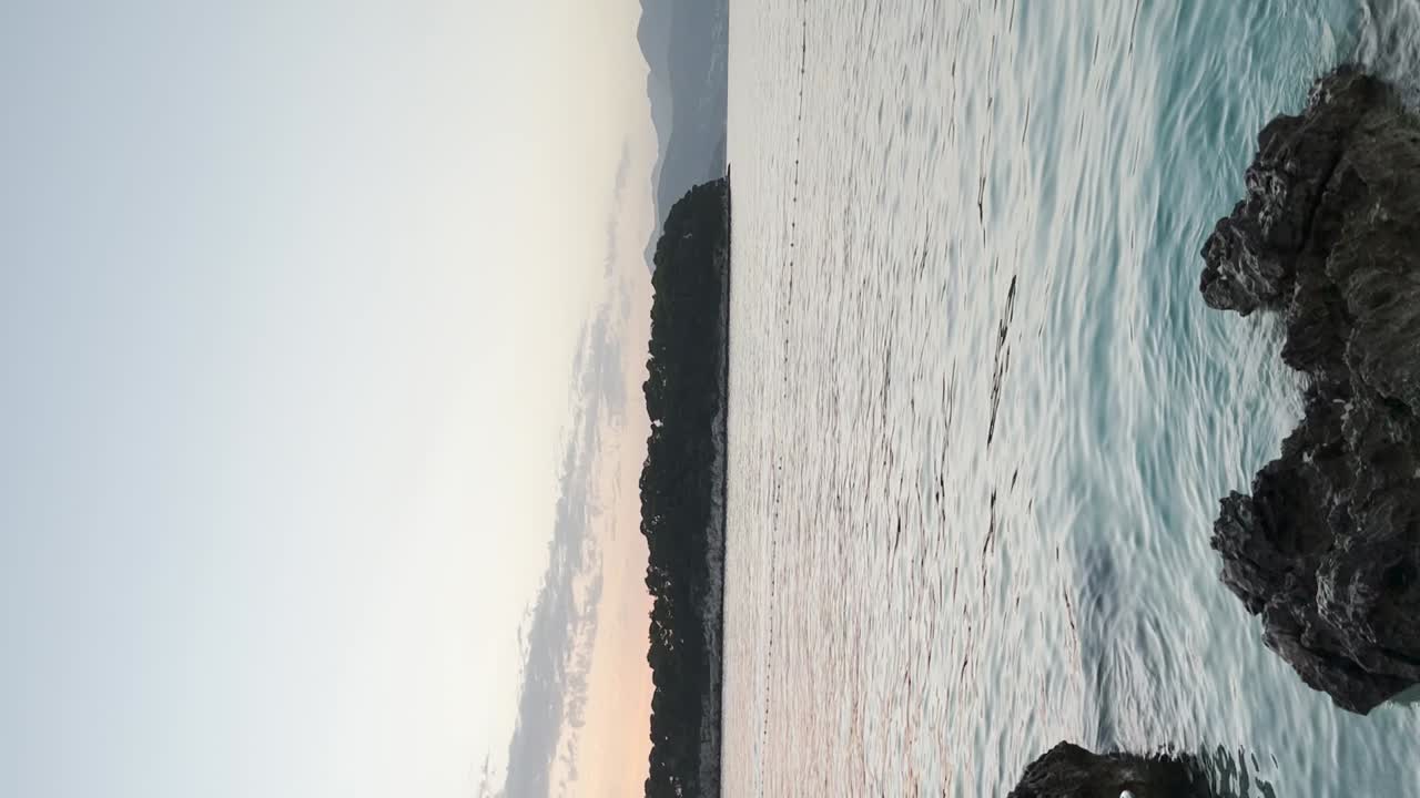 크로아티아 두브로브니크에서 일몰 동안 산호 해변 클럽의 열대 해변에 있는 라운지 의자