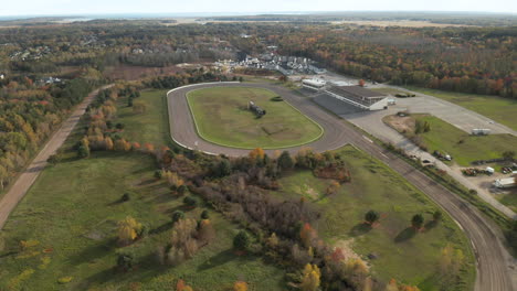 Impresionante-Vista-Aérea-De-Gran-Angular-De-La-Pista-De-Caballos-De-Scarborough-Downs-En-Maine