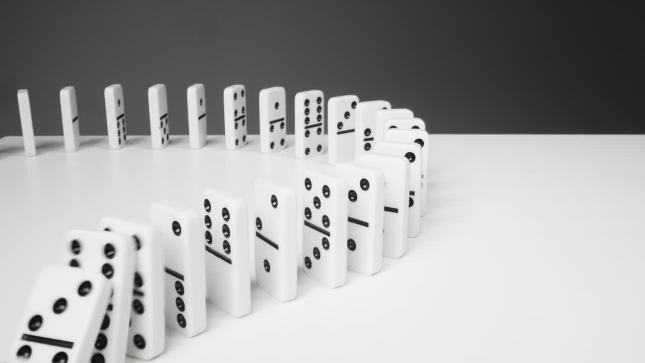 떨어지는 일부 도미노의 높은 각도 샷