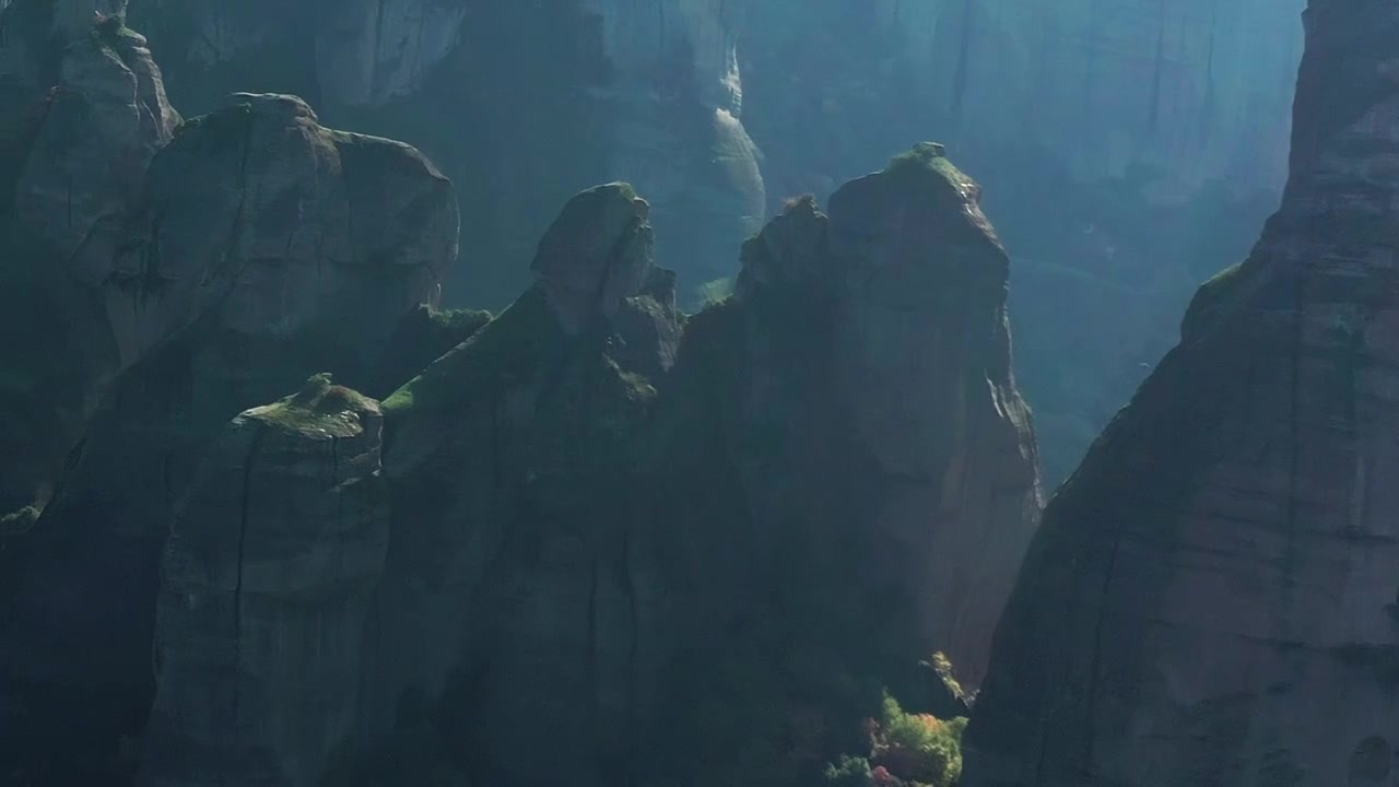 Meteora ist eine Felsformation in Griechenland, die einen der größten Klosterkomplexe der Ostorthodoxie beherbergt. Die großen Felsbrocken bestehen aus einer Mischung aus Sandstein und Konglomerat.