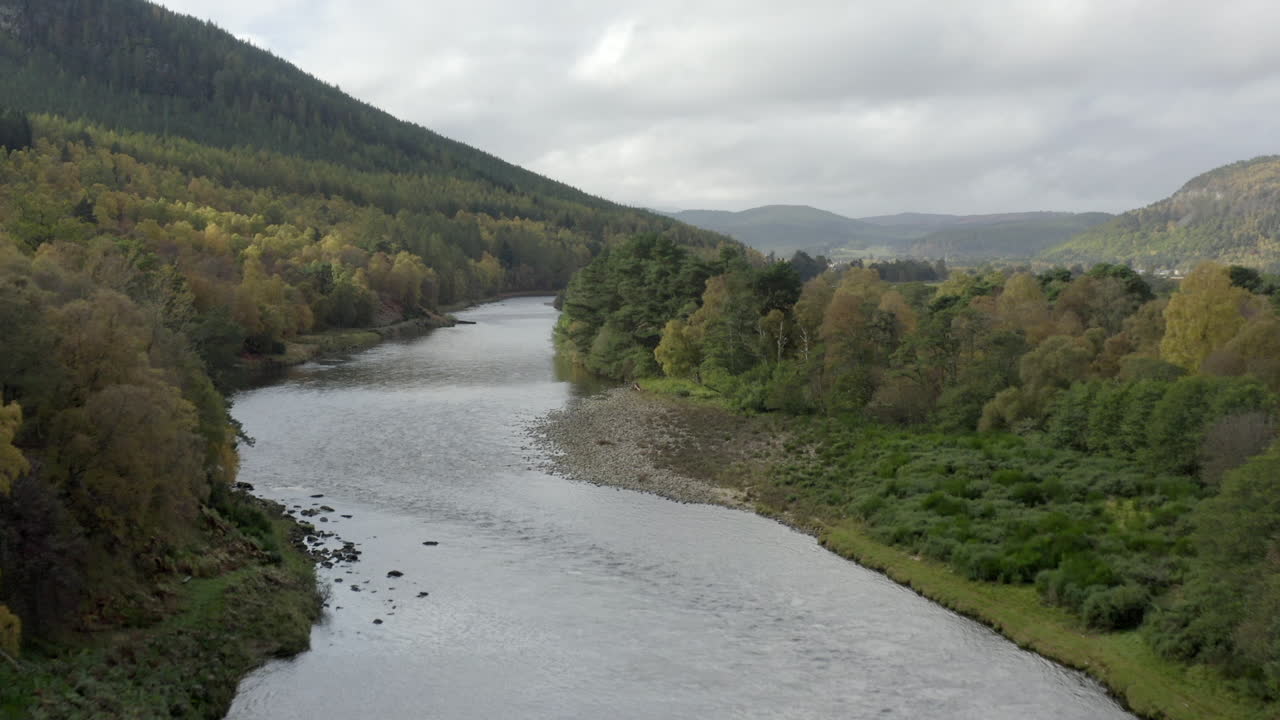 Luftfoto af floden Dee nær den skotske by Ballater i Cairngorms Nationalpark, Aberdeenshire