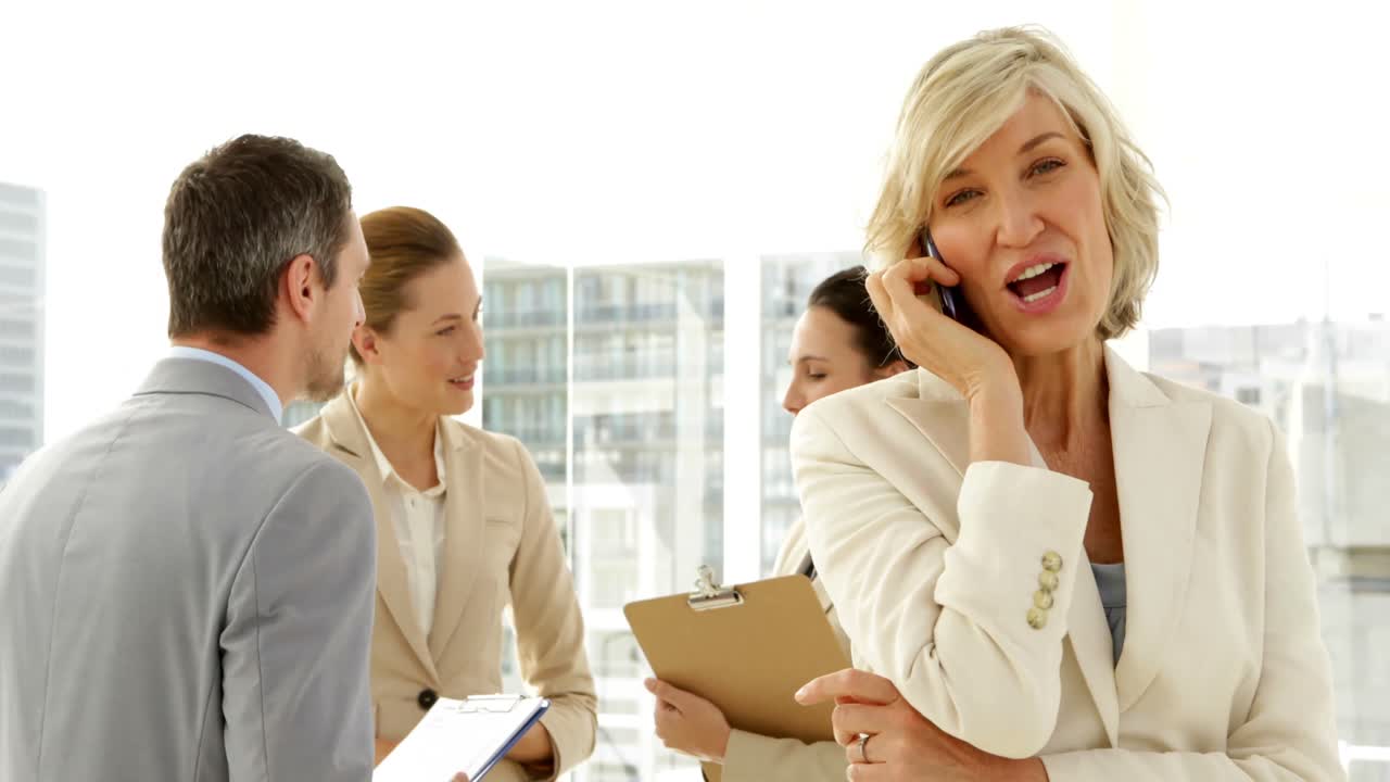 счастливая бизнес-женщина разговаривает по телефону