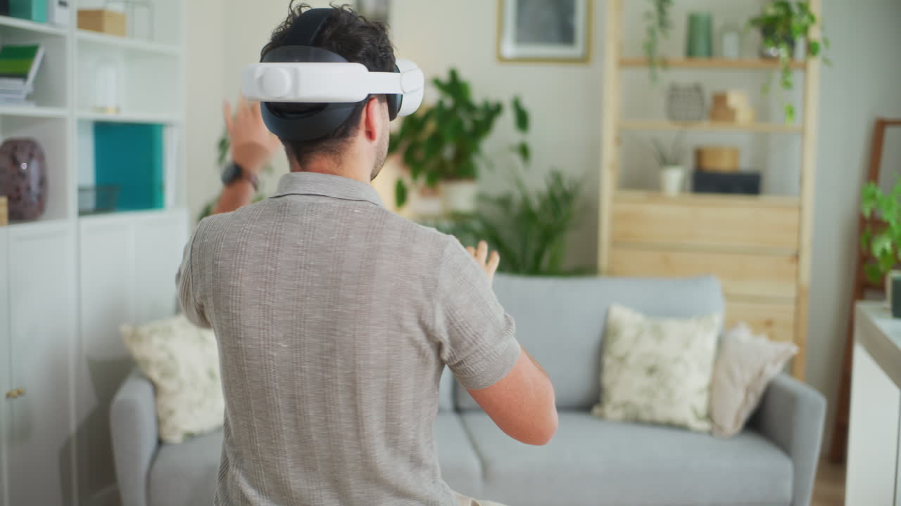 hombre trabaja en gafas vr