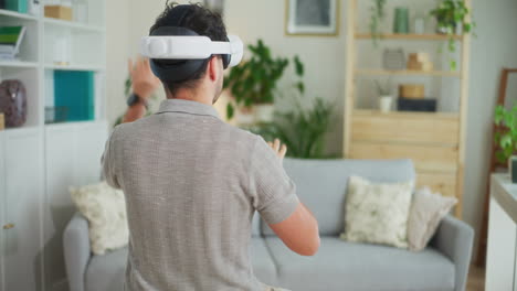 hombre trabaja en gafas vr