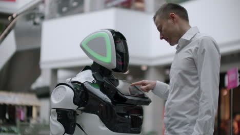 ingeniero electrónico científico de trabajo inventor en construcción de robots. cámara lenta. tecnologías robóticas modernas. concepto de robot futurista. inteligencia artificial robots virtuales y humanos.