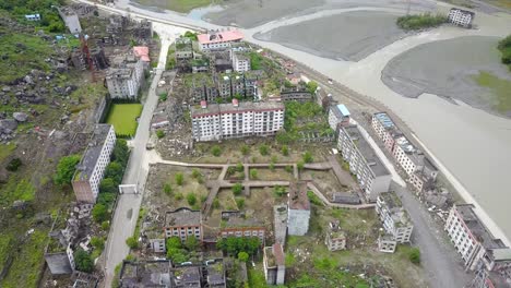 High-up-aerial-shot-overviewing-the-earthquake-aftermath-in-Sichuan-province-of-Lidung-County,-China