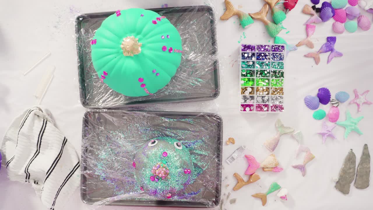 el arte de decorar calabazas con rhinestones, colas de sirena y conchas marinas