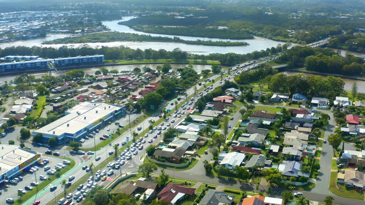 교통이 혼잡한 해안 마을 도로를 내려다보는 공중 드론, 4k