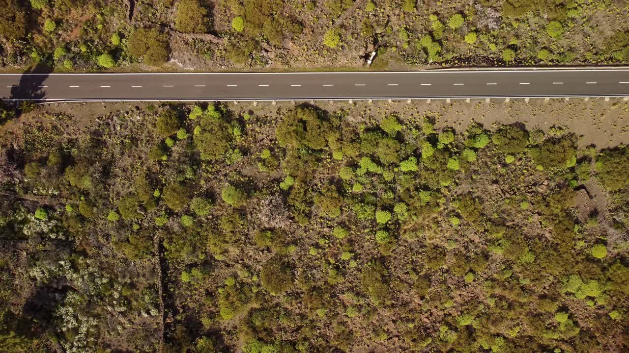 coche conduciendo por una carretera de asfalto en un paisaje único de la isla de tenerife, aero