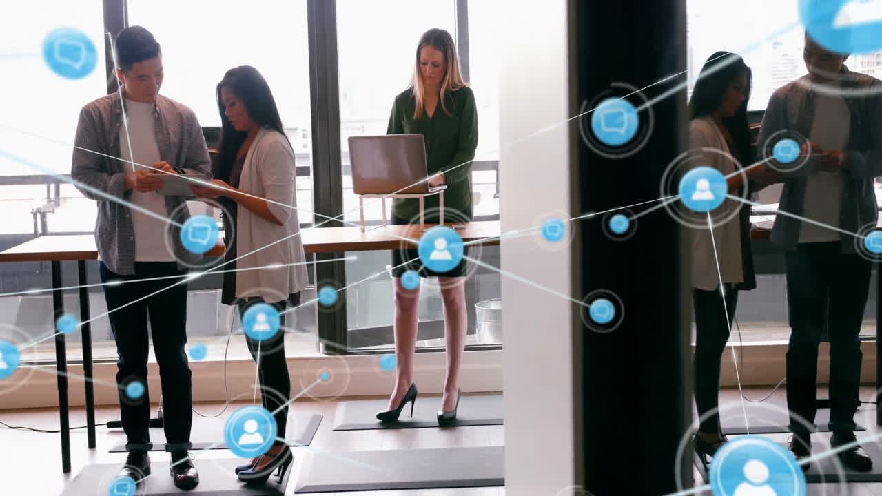 사무실의 비즈니스 사람들 위에 네트워크 연결과 소셜 미디어 아이콘을 활성화합니다.