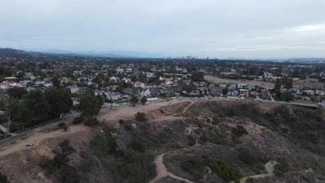 Vista-De-Los-Acantilados-De-Malibu-Con-El-Centro-De-Los-Angeles-En-Segundo-Plano