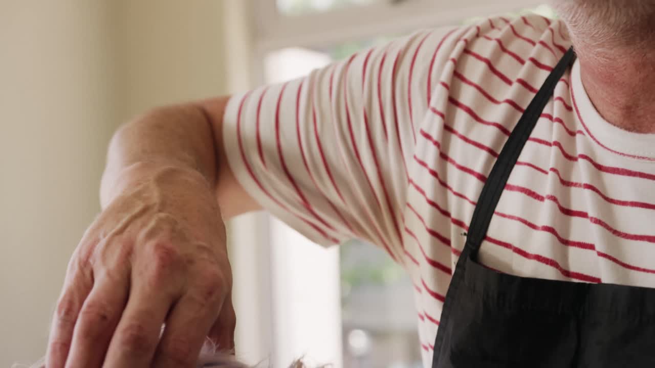 클라이언트의 머리카락을 마사지하는 머리사