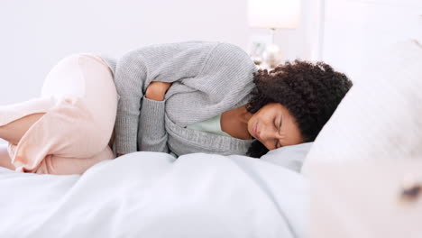 período, menstruación y calambres con una mujer