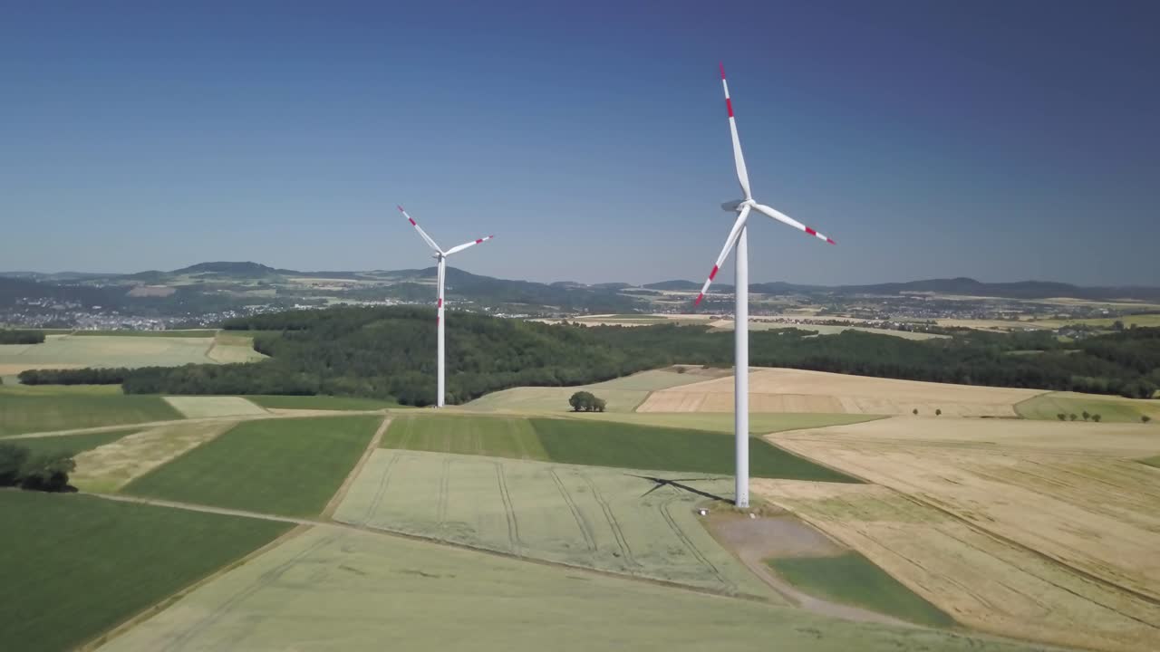 воздушная съемка турбин ветряных мельниц на фермерских полях в дневное время, генерирующих чистую возобновляемую энергию для устойчивого развития