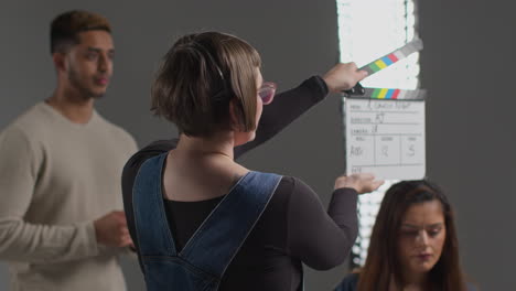 una directora en un set de cine dando instrucciones al equipo