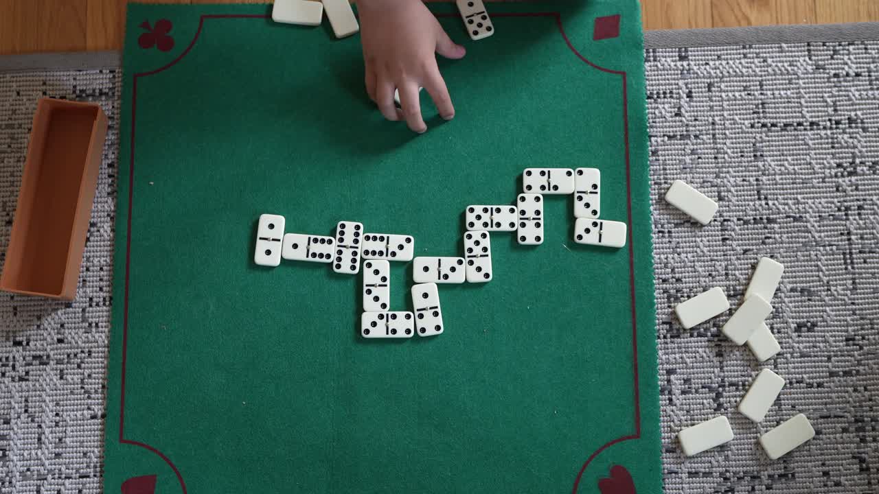 Gioco del domino sul tavolo