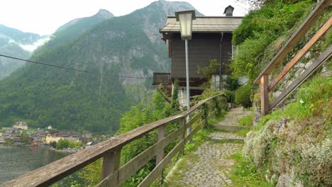 pequeño camino de piedra estrecho en el pueblo de hallstatt que conduce a la montaña