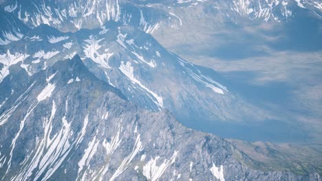 Vista-Aérea-Paisaje-De-Montañas-Cubiertas-De-Nieve