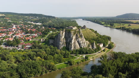 plano giratorio de un dron cinemático amplio del castillo de hrad devin