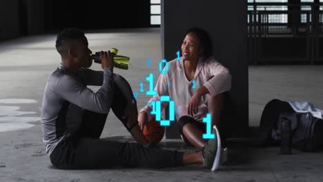 animación de códigos binarios sobre una mujer afroamericana hablando con un hombre bebiendo agua en el gimnasio