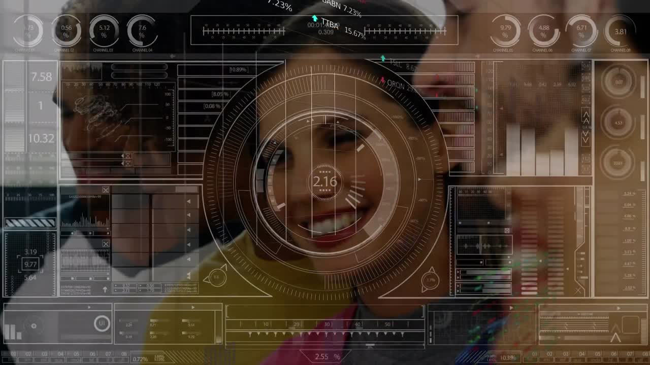 animación de la tabla de negociación, gráficos y interfaz de hud, compañeros de trabajo multirraciales compartiendo ideas en la oficina.